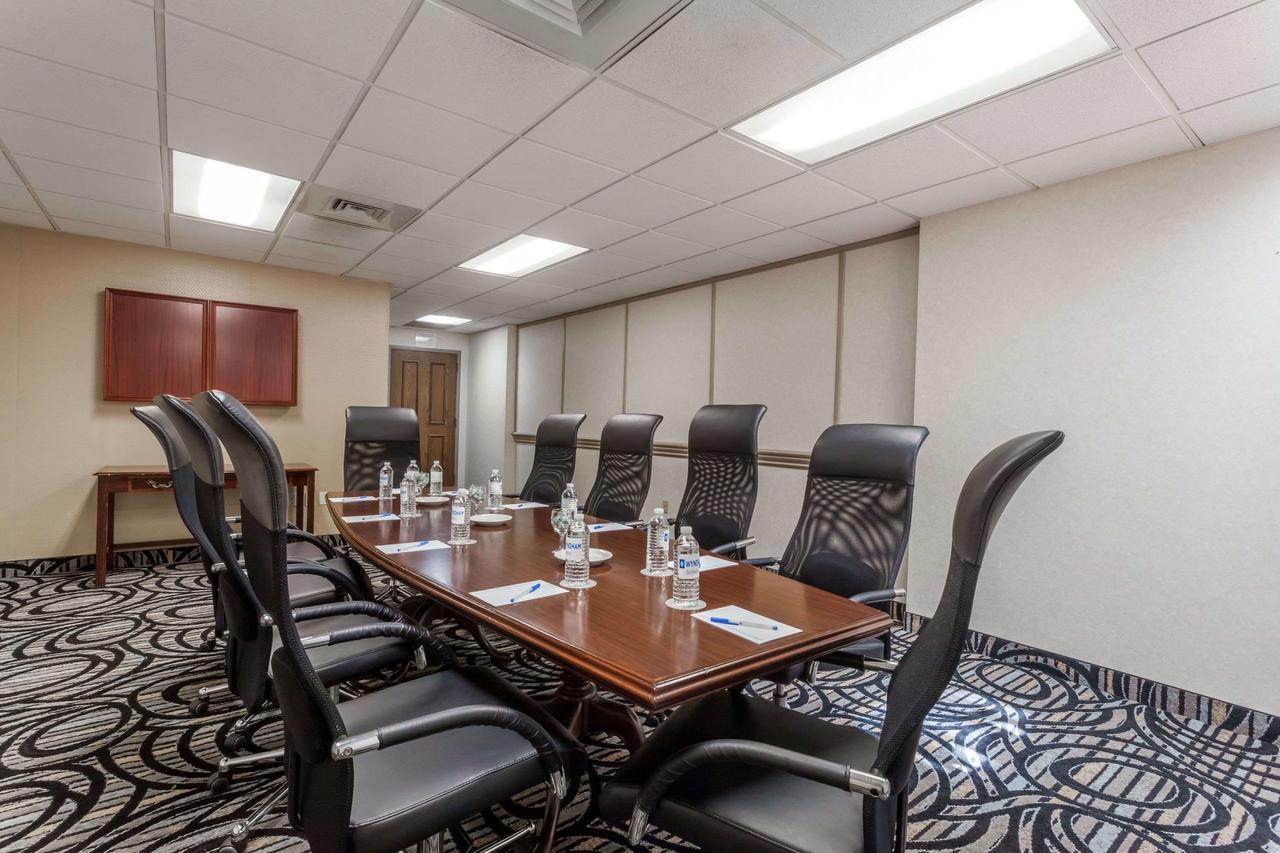 Отель Wyndham Southbury Экстерьер фото