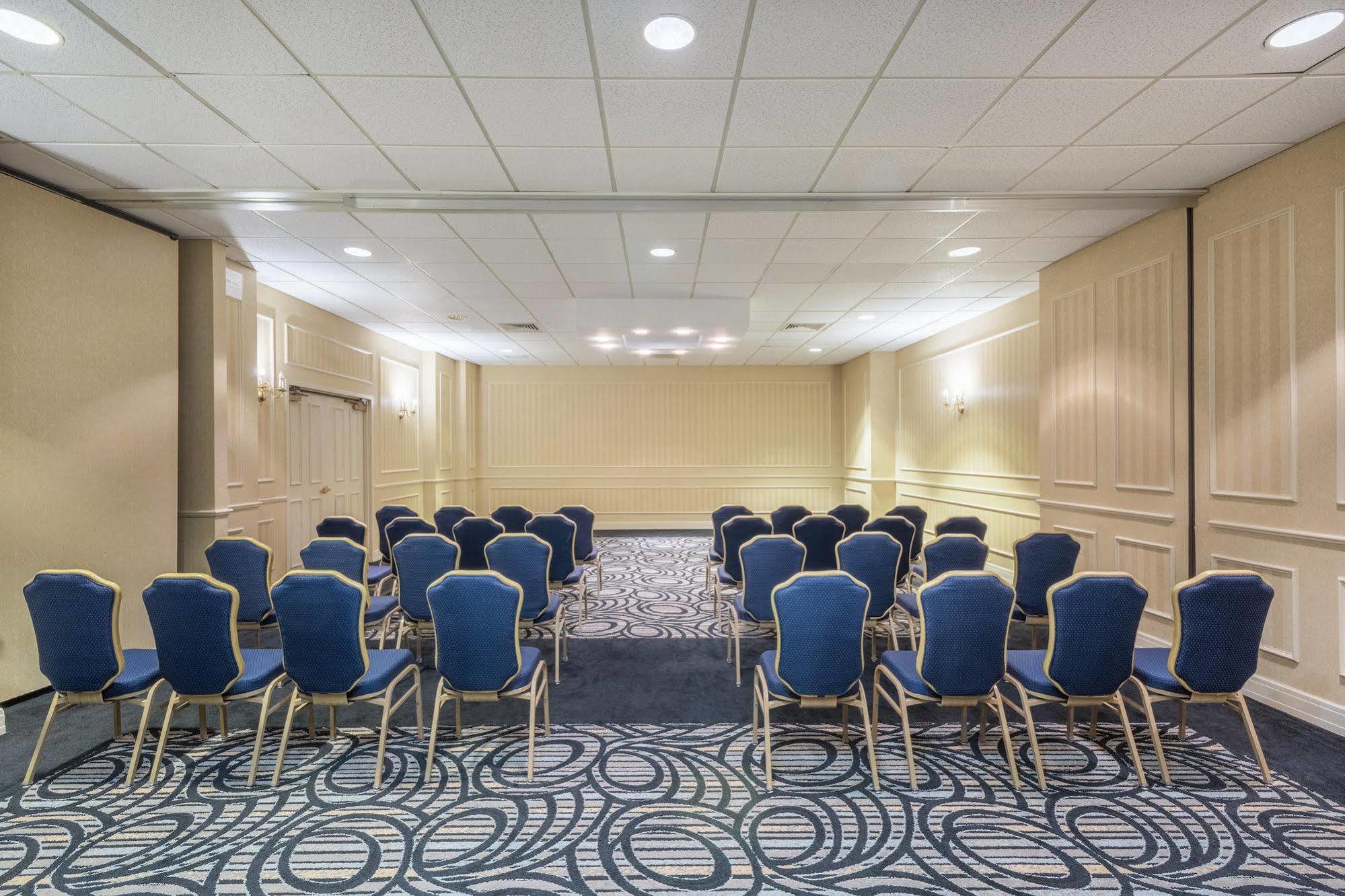 Отель Wyndham Southbury Экстерьер фото